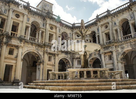 Fontaine en pierre à Tomar, Portugal château Banque D'Images