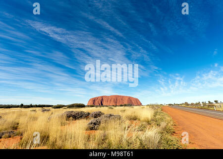 Grand angle de vue d'Uluru, comme vu de l'intérieur de l'Uluru-Kata Tjuta National Park, Territoire du Nord, Australie Banque D'Images