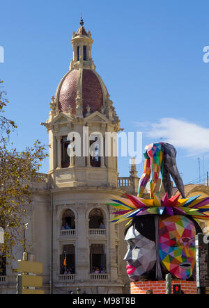 VALENCIA, Espagne - 11 Mars : les spectateurs dans l'attente de Windows pour la Mascleta, pétard et d'artifice sur la place principale de la ville pendant l'annu Banque D'Images