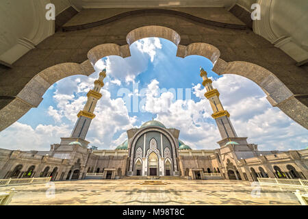 Masjid Wilayah Persekutuan (Mosquée du terriroire fédéral), à Kuala Lumpur, en Malaisie. Banque D'Images