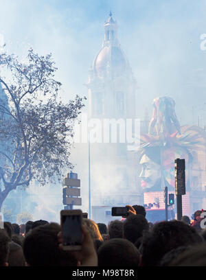 VALENCIA, Espagne - 11 Mars : spectateurs profiter de la Mascleta, pétards et feu d'artifice sur la place principale de la ville durant le festival annuel Falles, p Banque D'Images