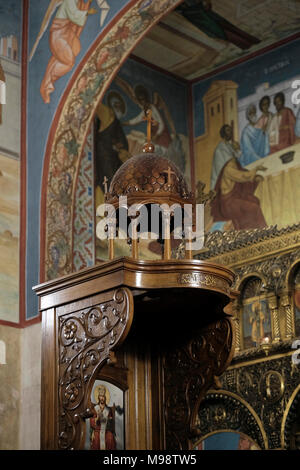 Vue de la cathédrale en bois décorés ou du discours du trône dans lequel le Vicaire Patriarcal grec catholique melkite de Jérusalem se trouve à l'intérieur pendant les services du grec melkite catholique Cathédrale de l'Annonciation de la vierge ou simplement église Notre Dame de l'Annonciation qui est le siège du Patriarcat melkite catholique d'Antioche et de tout l'est situé dans le quartier chrétien de la vieille ville, Jérusalem Est, Israël Banque D'Images