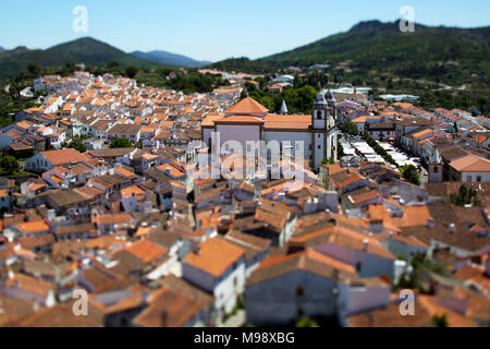 Castelo de Vide vu par un Tilt-shift lens, avec l'église de Santa Maria da Devesa Banque D'Images