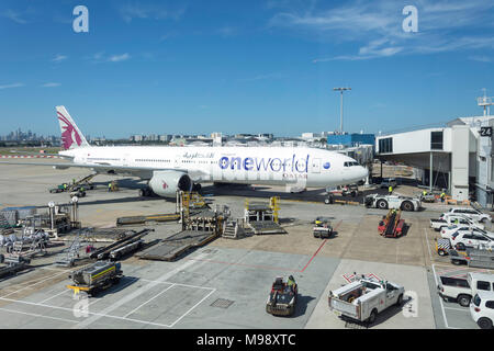 Qatar Airways Boeing 777 à l'aéroport de Sydney Kingsford Smith, Mascot, Sydney, New South Wales, Australia Banque D'Images