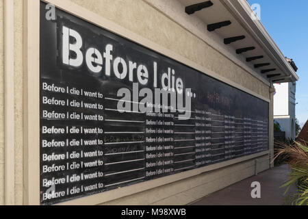 Palm Desert, CA - 12 décembre 2017 - Avant de mourir tableau noir géant sur le côté de la Melissa Morgan Fine Art bâtiment sur El Paseo. Banque D'Images