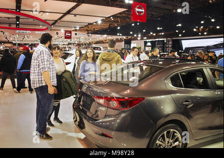 Toronto, Canada - 2018-02-19 : Les visiteurs du Salon international canadien 2018 sur l'exposition Mazda Motor Corporation Banque D'Images