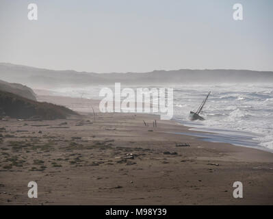 Naufrage sur la plage avec de lourdes surfez dans le brouillard brouillard Banque D'Images