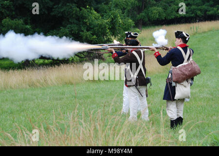 VALLEY Forge en Pennsylvanie - CIRCA JUILLET 2007 - Soldat de l'armée continentale reenactors à Valley Forge National Historical Park donner une d'armes historiques Banque D'Images