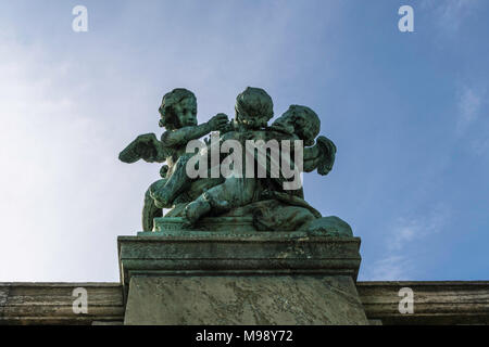 STOCKHOLM, SUÈDE - CIRCA SEPTEMBRE 2015 - Angel statue à l'extérieur du palais royal de près. Banque D'Images