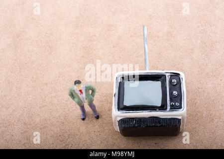 La télévision minuscule syled rétro et une figurine Banque D'Images