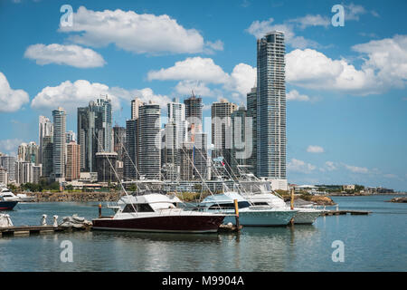 Panama city skyline with luxury yacht bateaux ancrés sur Harbour - Banque D'Images