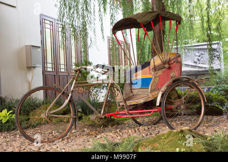 Tricycle dans le jardin public Banque D'Images