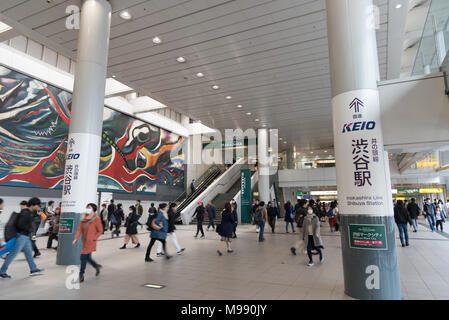 La foule pressée à la station Shibuya de Tokyo au Japon. Croisement de Shibuya est l'un des plus occupés des passages pour piétons dans le monde. Banque D'Images