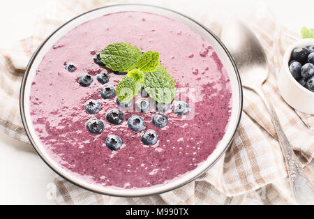 Bol à smoothie aux bleuets frais pour déjeuner sain. Vue d'en haut Banque D'Images