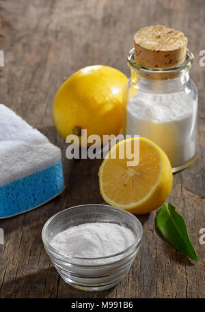 Outils de nettoyage naturel de citron et de bicarbonate de sodium pour le ménage Banque D'Images