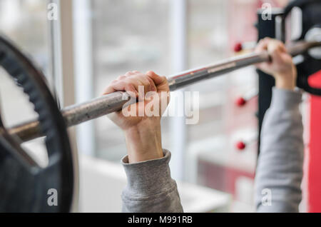 Collecte d'Armes, hommes barbell bench press athlète faisant l'exercice, fitness club Banque D'Images