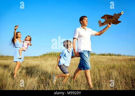Happy Family playing promenades sur la nature dans l'été. Banque D'Images