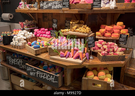 Les savons colorés qui ressemblent à des aliments sur l'affichage à la Lush cosmetics store sur West 14th Street à Greenwich Village, New York City. Banque D'Images