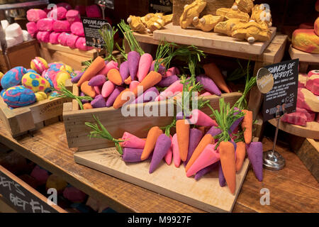 Les savons colorés qui ressemblent à des aliments sur l'affichage à la Lush cosmetics store sur West 14th Street à Greenwich Village, New York City. Banque D'Images