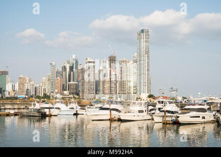 Panama city skyline with luxury yacht bateaux ancrés sur Harbour - Banque D'Images