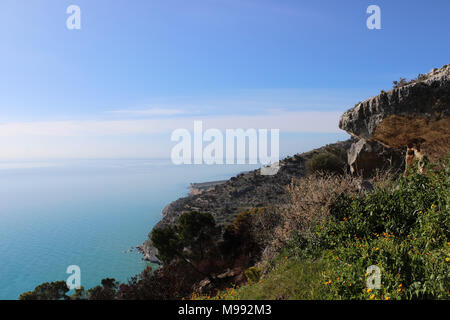 Marcher dans les falaises le long d'un chemin désigné, avec cette superbe rock fence pour définir un cadre photo de nice Banque D'Images