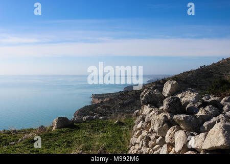 Marcher dans les falaises le long d'un chemin désigné, avec cette superbe rock fence pour définir un cadre photo de nice Banque D'Images