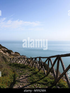 Marcher dans les falaises le long d'un chemin désigné, avec cette clôture en bois pour définir un cadre photo de nice Banque D'Images