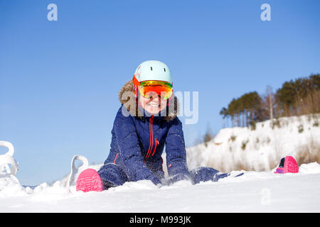 Photo de l'athlète féminine en casque assis à Snowdrift Banque D'Images