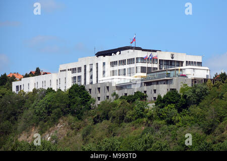 Bratislava, Slovaquie - 14 juin 2017 : le Parlement slovaque s'appuyant sur le quartier du château de Bratislava - Slovaquie. Banque D'Images