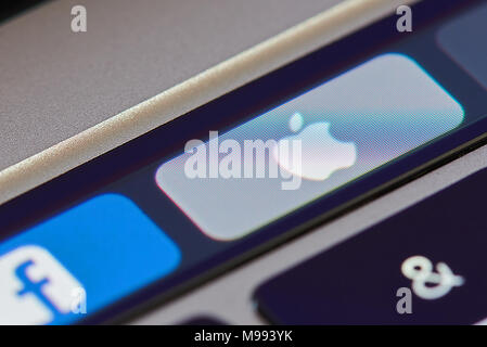 New York, USA - Le 23 mars 2018 : icône Apple sur touchent la barre de macbook latop close up Banque D'Images