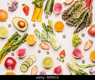 Fruits et légumes colorés télévision mise de fond avec la moitié des oranges,avocat, pommes et baies Agrumes,, vue d'en haut. Une nourriture saine et propre je manger Banque D'Images