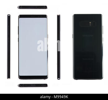 New York, USA - Le 21 mars 2018 : Vues de Diffrent black samsung note 8 isolé sur fond blanc Banque D'Images