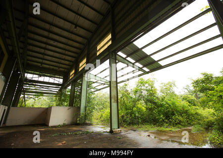 Apoera gare au Suriname, près de la rivière qui Courantayne a été abandonnée après l'intention de l'utiliser pour aller de la bauxite ont été interrompus Banque D'Images