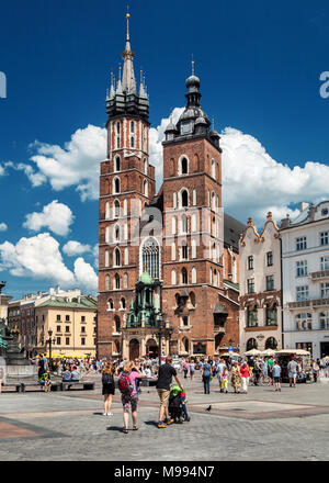 Marché principal et Basilica of Saint Mary église Notre Dame élevée au ciel aussi connu sous le nom de Saint Mary's Church. Cracovie en Pologne Banque D'Images