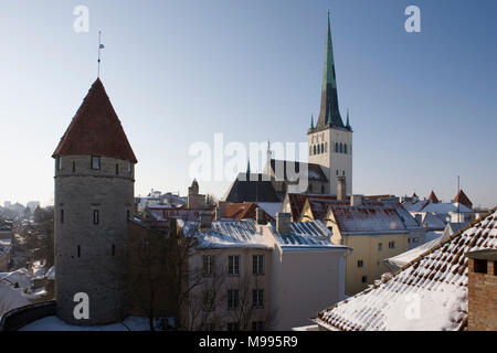 Kirik Oleviste (St. Église de l'Olaf) et l'un des vingt tours de fortification ville survivant (Stolting de Paks Margareeta déchiré), Tallinn, Estonie Banque D'Images