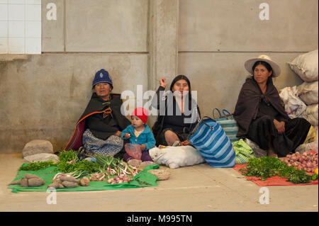 Autochtones Quechua indigènes non identifiés des commerçants du marché vend des fruits et légumes à l'échelle locale, le marché du dimanche de Tarabuco en Bolivie - Amérique du Sud Banque D'Images