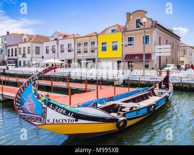 Aveiro, Portugal - Juillet 9, 2017 : vue sur le bateaux traditionnels aux touristes des visites dans la ville d'Aveiro Banque D'Images