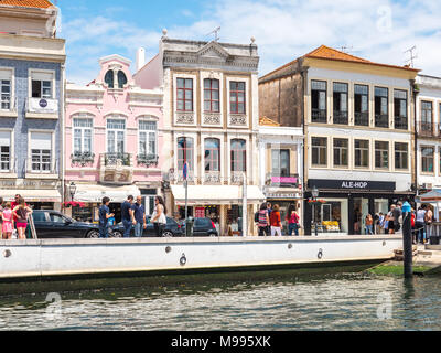 Aveiro, Portugal - Juillet 9, 2017 : voir des touristes profitant de l'architecture typique dans le canal principal d'Aveiro Banque D'Images