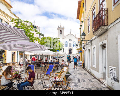 Aveiro, Portugal - Juillet 9, 2017 : voir des touristes dans les restaurants de la rue Largo da Apresentaçao Banque D'Images