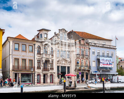 Aveiro, Portugal - Juillet 9, 2017 : Vue de l'architecture typique dans le canal principal d'Aveiro Banque D'Images