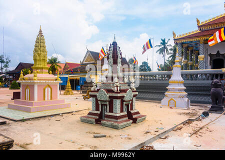 Stupa bouddhiste traditionnelle, pierres tombales de sépulture dans un temple dans une zone rurale du Cambodge Banque D'Images