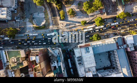 Trafic sur Av Cordoba, Buenos Aires, Argentine Banque D'Images