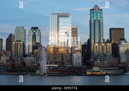 Seattle Waterfront skyline at sunset avec Seattle Space Needle, Seattle Grande Roue, roue de Ferris, Seattle Washington. Banque D'Images