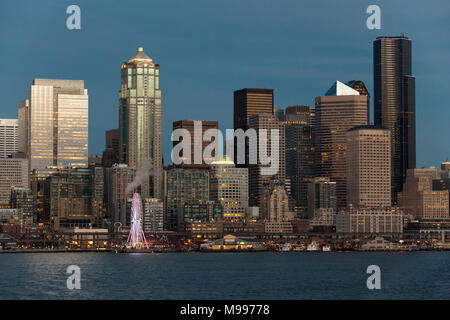 Seattle Waterfront skyline at sunset avec Seattle Space Needle, Seattle Grande Roue, roue de Ferris, Seattle Washington. Banque D'Images