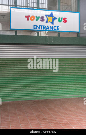 Avant de la fermé boutique Toys R Us de Plymouth, Devon. Métaphore de high street retail de victimes. Mort de la grand-rue métaphore, hors des affaires. Banque D'Images