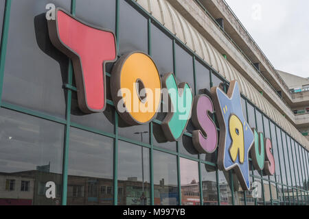 Avant de la fermé boutique Toys R Us de Plymouth, Devon. Métaphore de high street retail de victimes. Mort de la grand-rue métaphore, hors des affaires. Banque D'Images