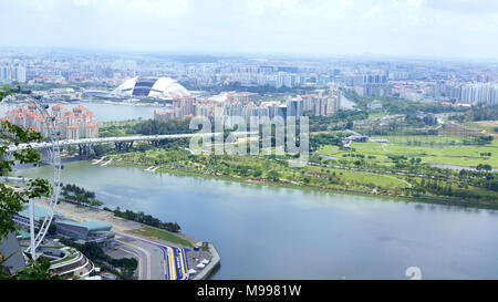 Singapour - 2 avr 2015 : Vue aérienne de la Singapore Flyer et le pit lane de la piste de course de Formule Un à Marina Bay Banque D'Images