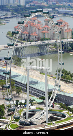 Singapour - 2 avr 2015 : Vue aérienne de la Singapore Flyer et le pit lane de la piste de course de Formule Un à Marina Bay Banque D'Images