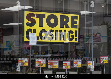 L'affiche en magasin Maplin Plymouth, Devon, après avoir annoncé la fermeture de tous les magasins. Métaphore de la difficulté négociants, mort de high street. Banque D'Images