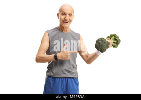 Vieil homme tenant une haltère de brocoli et de pointage isolé sur fond blanc Banque D'Images